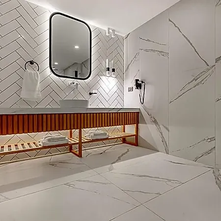 Dulcet Hotel *